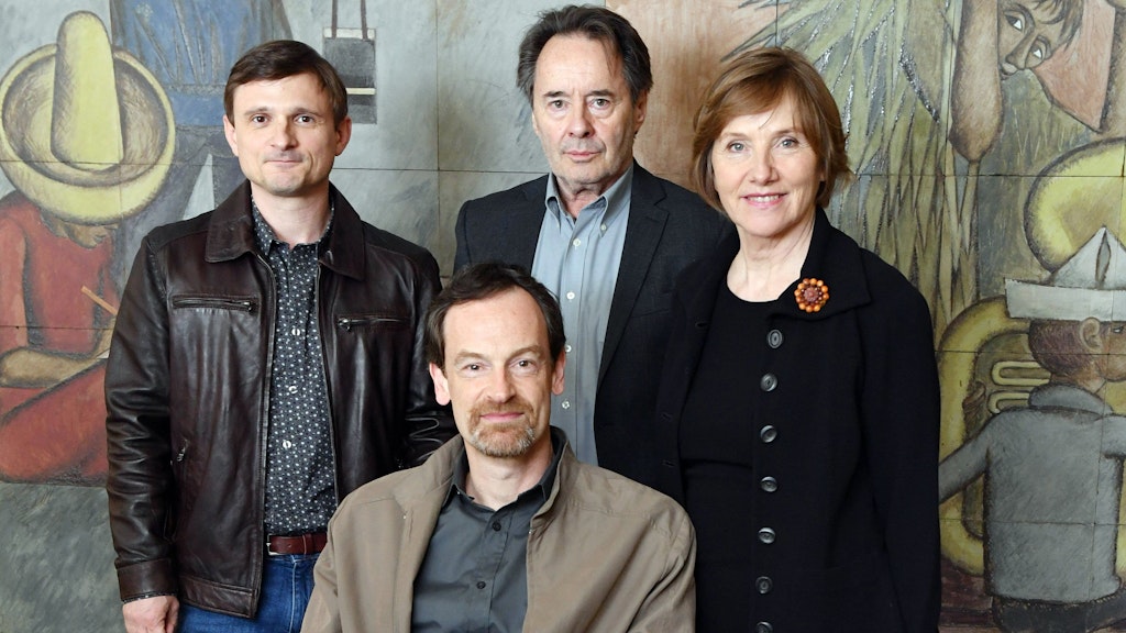 Die TV-Serie „Weissensee“ könnte nun doch weitergehen – ohne die ARD. Hier sehen wir die Schauspieler Florian Lukas (von links), Jörg Hartmann, Uwe Kockisch und Ruth Reinecke bei Dreharbeiten am Set der vierten Staffel.