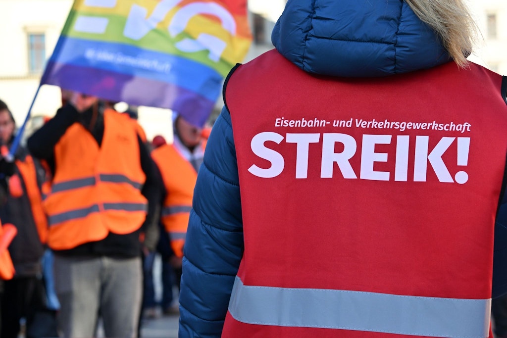 Die Gewerkschaft EVG hat für diesen Freitag zu einem bundesweiten Warnstreik aufgerufen. Auch Berliner S-Bahn- und Regiolinien sind betroffen.