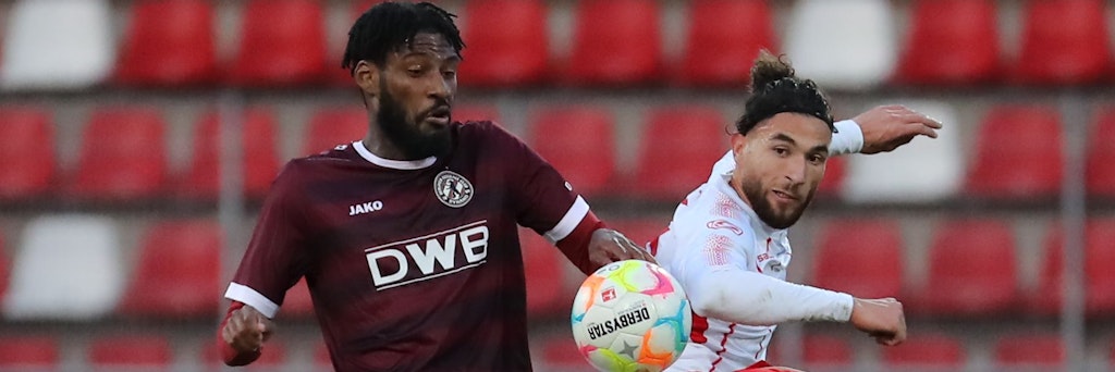 Dynamos Dominic Duncan versucht hier im Hinspiel, Erfurts Romarjo Hajrulla vom Ball zu trennen.