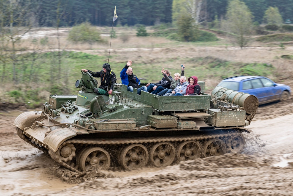 Brandenburg, Steinhöfel: Torsten Adam (v.l.), Ralph Kulka, Astrid Adam, Carola Kulka und Heike Hübinger sitzen auf einem fahrenden T55TK-Bergepanzer. Auf dem Gelände der Panzerfahrschule Heyse können Zivilisten mit ehemaligen Militärfahrzeugen fahren. 
