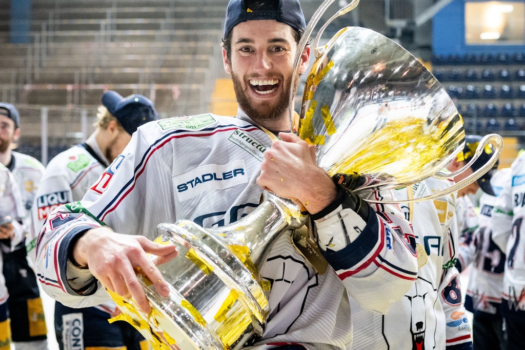 Blaine Byron verabschiedete sich 2022 mit dem Meister-Pokal von den Eisbären, mit ihm will der EHC den Angriff auf Titel Nr. 10 starten.