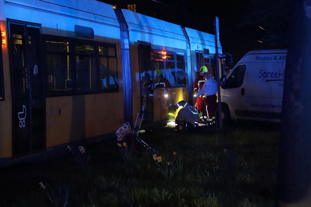 Bei einem schrecklichen Unfall auf dem Sterndamm wurde ein Mann von einer Straßenbahn erfasst.