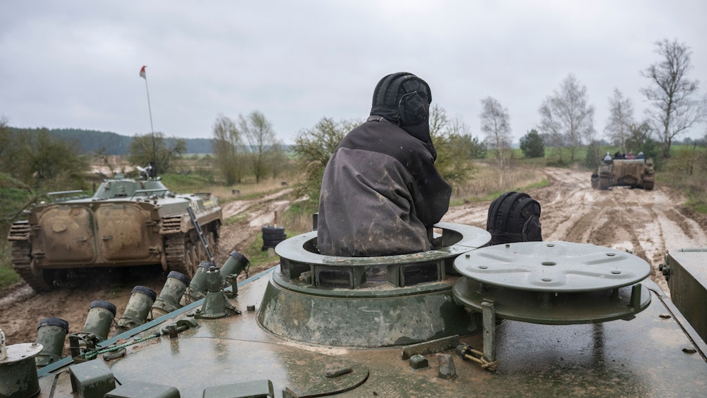 Kommandant und Fahrer schauen während der Fahrt aus den Luke eines Bergepanzer 2.