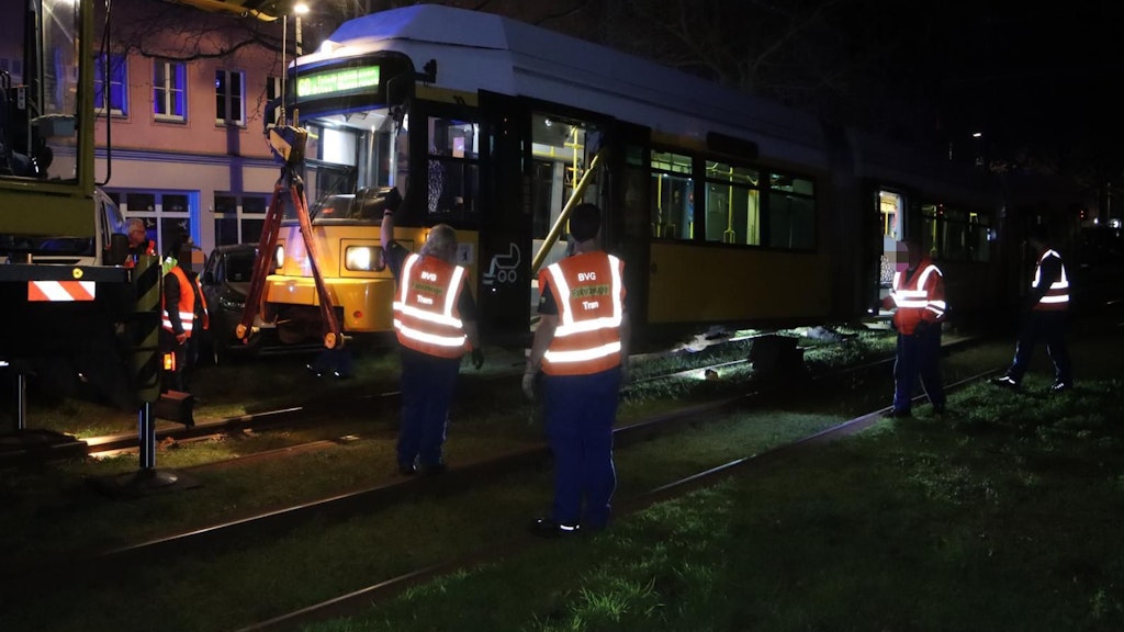Zur Bergung des Opfers nach dem Straßenbahnunfall auf dem Sterndamm musste die Tram aufwendig angehoben werden.