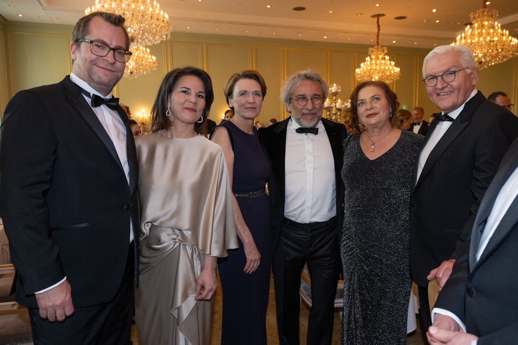 Bundespresseball unter dem Motto: „Für die Pressefreiheit“ im Berliner Hotel Adlon. Bundespräsident Frank-Walter Steinmeier (r), Annalena Baerbock (2.v.l., Grüne), Außenministerin, Can Dündar (3.v.r), türkischer Journalist, Elke Büdenbender (4.v.r), Ehefrau des Bundespräsidenten, Daniel Holefleisch (l) Ehemann der Außenministerin, und Dilek Dündar (2.v.r), Ehefrau von Can Dündar, stehen im Dinnersaal. 