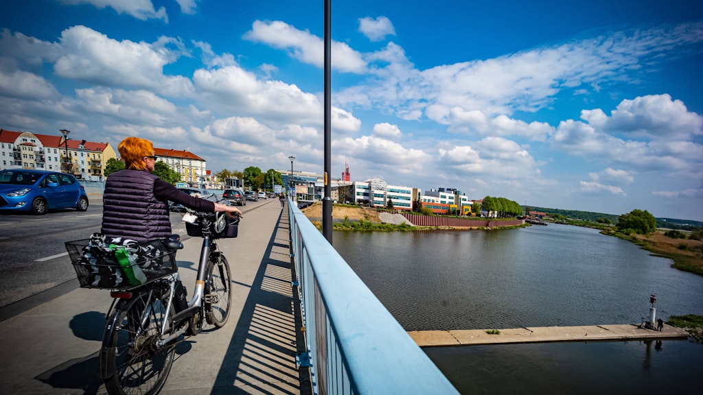 Die Stadtbrücke in Frankfurt Oder verbindet die Stadt mit Slubice in Polen. 