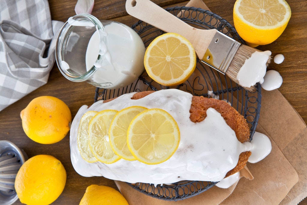 Der Zitronenkuchen ist in fünf Minuten im Ofen und genauso schnell aufgegessen, weil er so lecker ist.