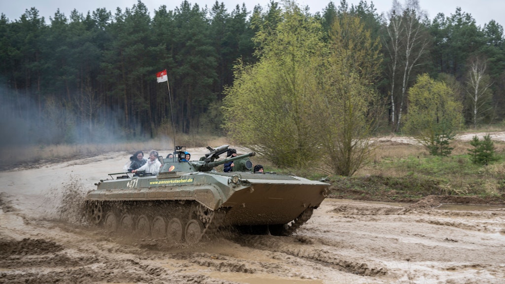 Eine Gruppe Frauen in einem BMP-1 Schützenpanzer fährt über den Übungsplatz im brandenburgischen Steinhöfel. Auf dem Gelände der Panzerfahrschule Heyse können Zivilisten mit ehemaligen Militärfahrzeugen fahren. 