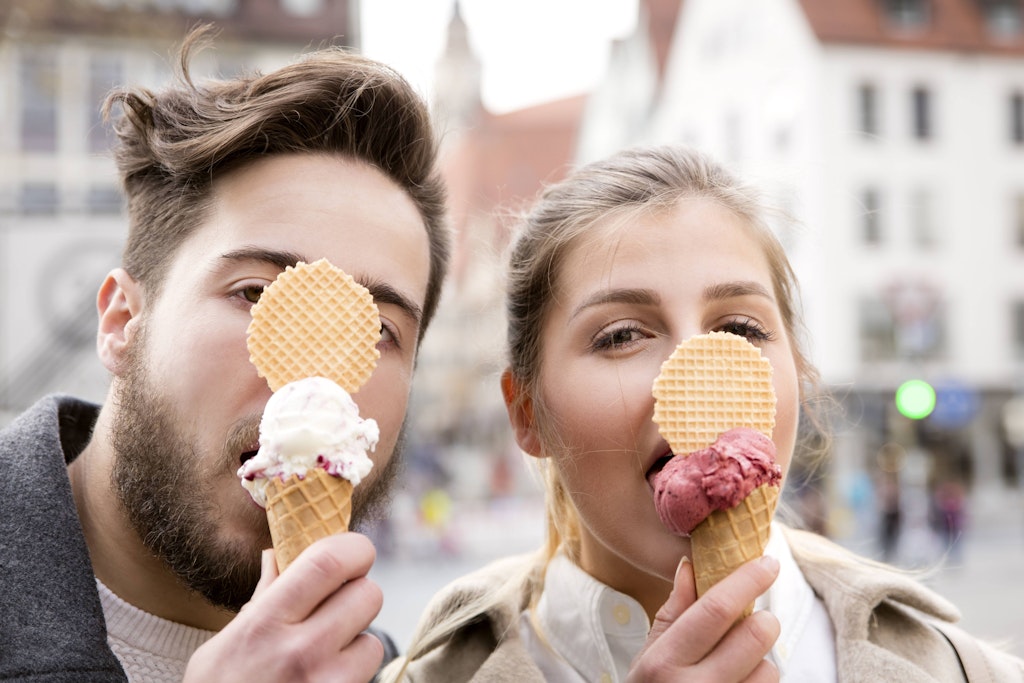 Eis geht immer. Besonders wenn es in Berlin zum ersten Mal so richtig frühlingshaft warm wird. 