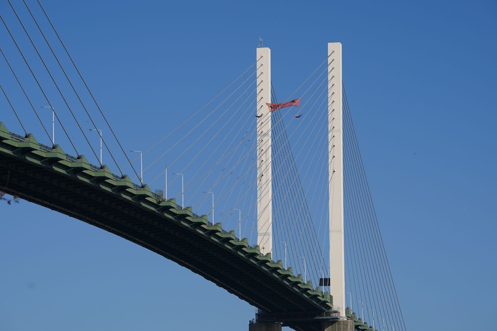 Klimaaktivisten waren im vergangenen Oktober auf die Pfeiler der Themse-Brücke geklettert. Das hat nun heftige Folgen (Archivfoto). 