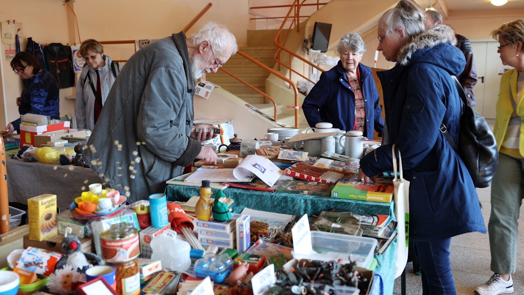 In seinem Vorwendeladen trumpft Frank Arndt (79) mit Mosaik-Ausgaben und DDR-Kochbüchern auf.