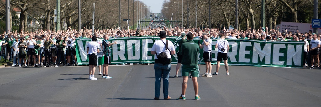 Die Fans des SV Werder Bremen zogen in Massen zum Olympiastadion.