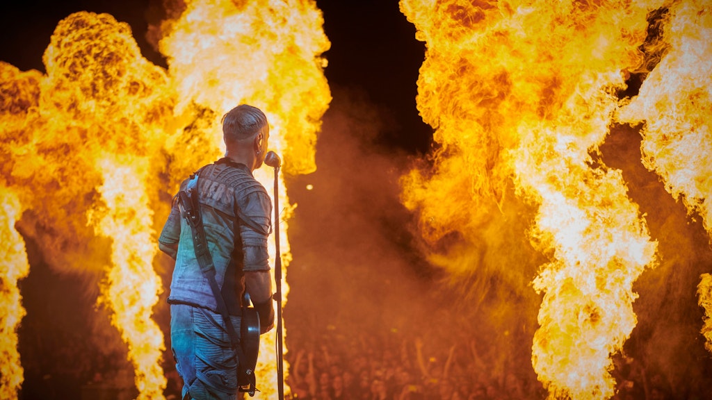 Die Fans von Rammstein dürfen sich auch auf viel Feuer und gigantische Pyro-Shows freuen. Hier: Gitarrist Paul Landers zwischen Flammenwerfern.
