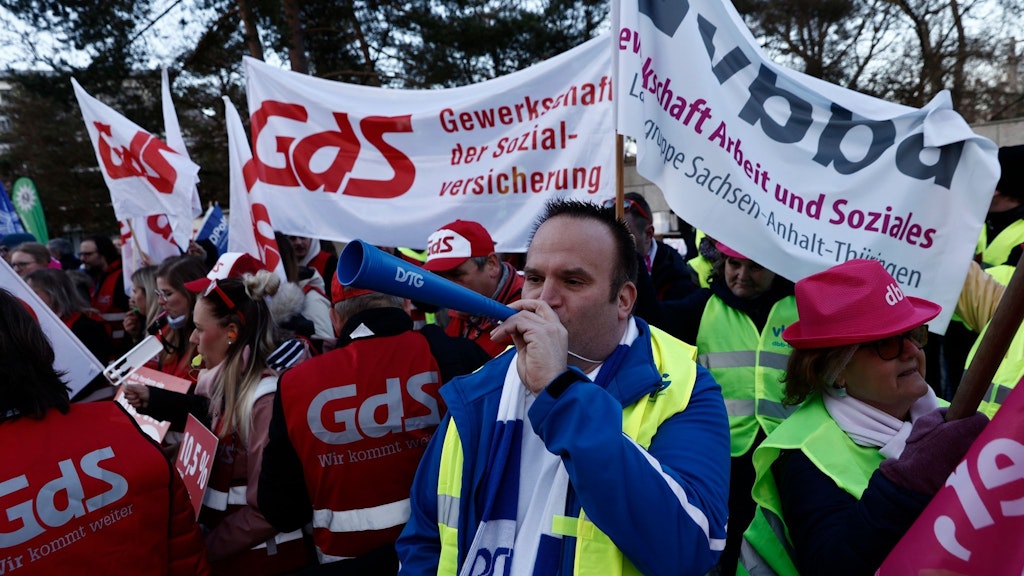 Die Protestaktionen zeigten Wirkung: Beschäftigte können sich auf den höchsten Tarifabschluss seit Jahrzehnten freuen.