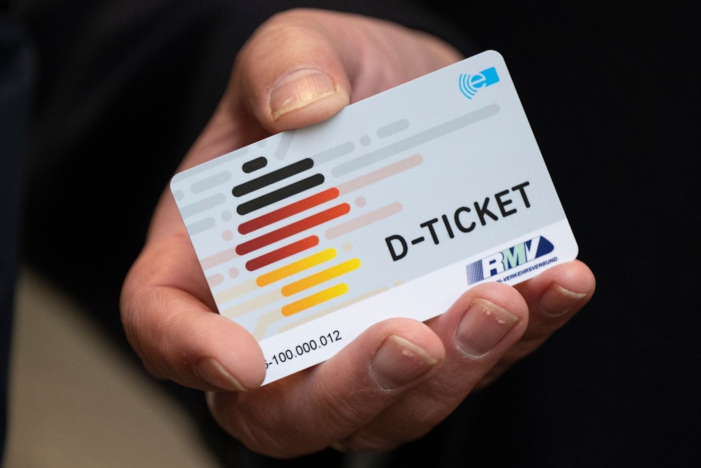 Wer ein echtes Deutschlandticket ergattern konnte, hat Glück - viele Kunden bekamen nur einen Aufkleber.