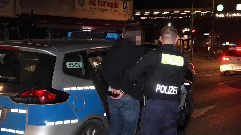 Die Polizei nimmt den Unfallfahrer mit auf’s Revier.
