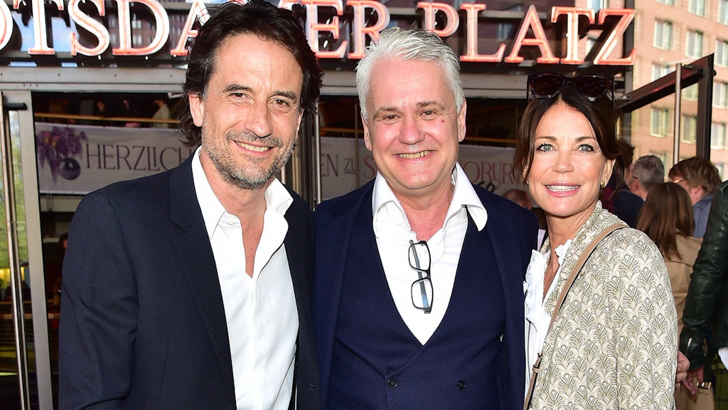 Die Schauspieler Oliver Mommsen und Gerit Kling begrüßen zur Premiere in Berlin Komödien-Intendant Martin Woelffer (Mitte).