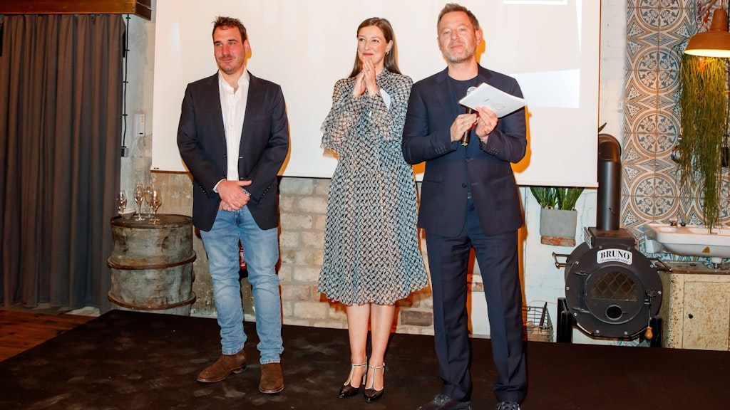Der britische Kameramann James Friend („Im Westen nichts Neues“, v. l.) und die Präsidenten der Deutschen Filmakademie, Alexandra Maria Lara und Florian Gallenberger, beim Nominiertenabend des Deutschen Filmpreises Lola 2023 in der Fabrik 23.