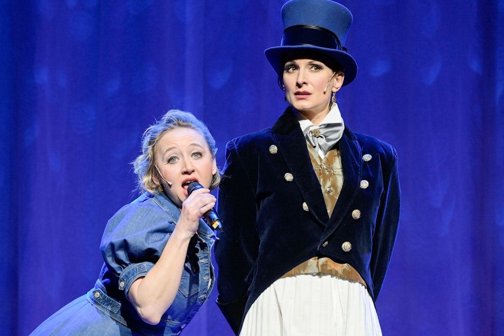Anna Maria Mühe (l.) und Nadine Schori in einer Szene aus „Stolz und Vorurteil *oder so“, das jetzt in Berlin Premiere feierte.
