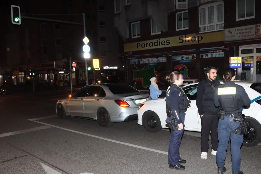 Unfall an der Neuköllner Kreuzung: Der Fahrer eines Leihwagens war offenbar in den Mercedes gefahren. Bei der Aufnahme des Falls kam es zu einer ungeheuerlichen Diskussion mit den Beamten.