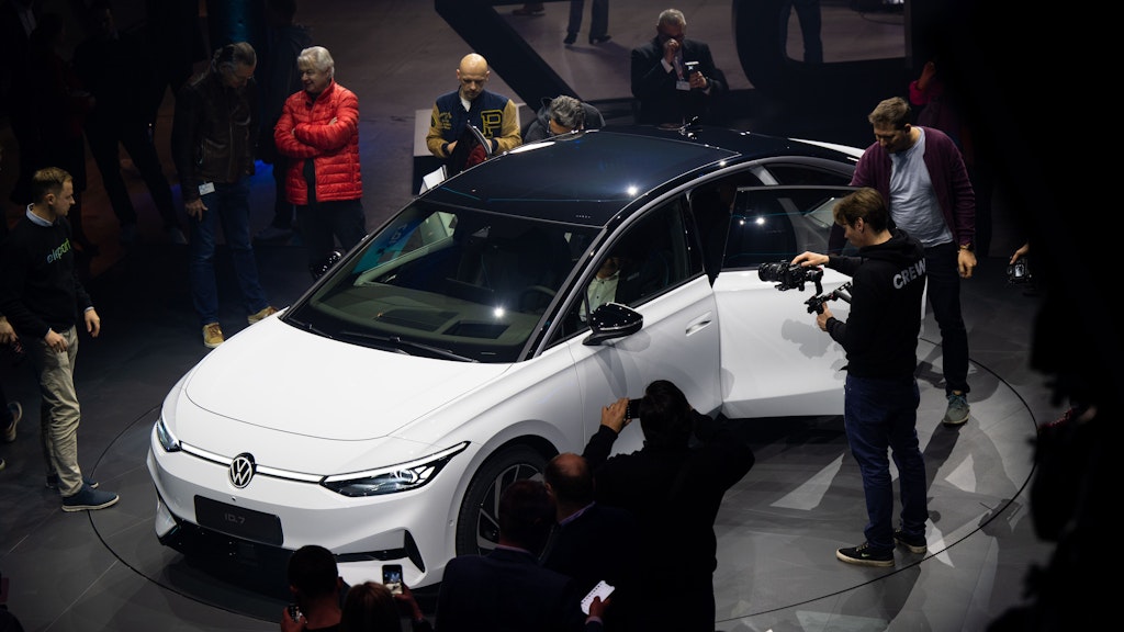 Der erste Blick: Die neue Limousine VW ID.7 im Weißenseer Motorenwerk.