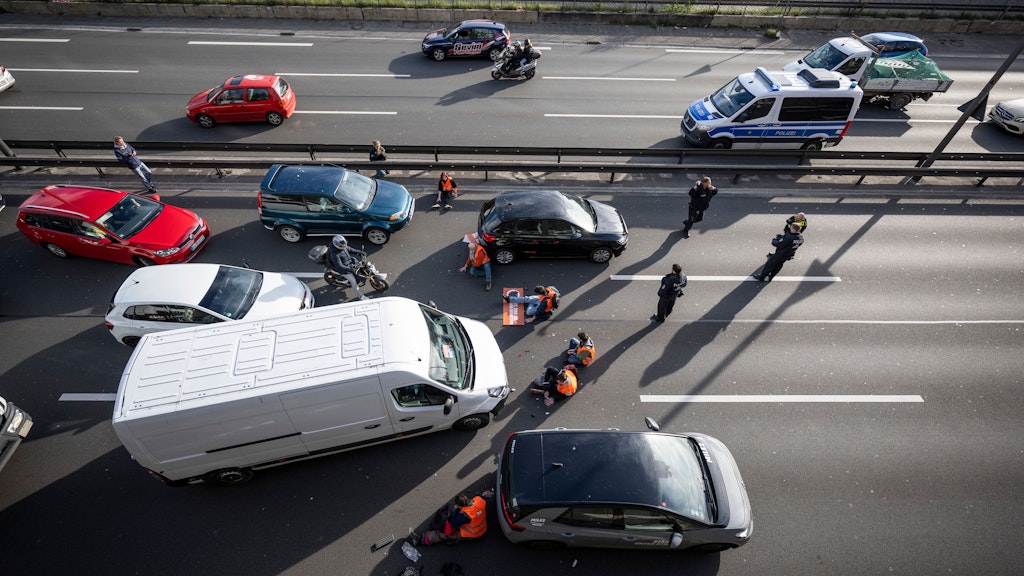 Mit Leihwagen hatten die Klima-Kleber den Verkehr auf der A100 ausgebremst. Sie stiegen aus ihren Fahrzeugen, die dann die Fahrbahnen blockierten und setzten sich auf den Asphalt.