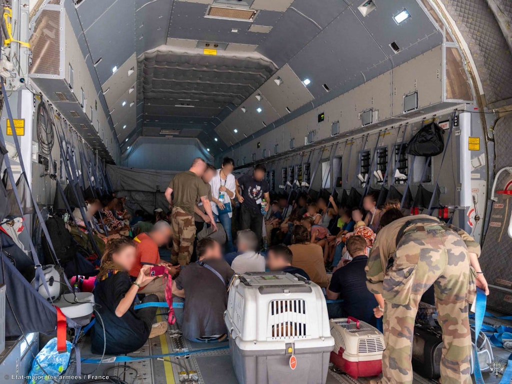 Auch die Haustiere reisten in dieser französischen Militärmaschine mit, die aus Sudan ins benachbarte Dschibuti am Horn von Afrika flog, wo es einen französischen Militärstützpunkt gibt.