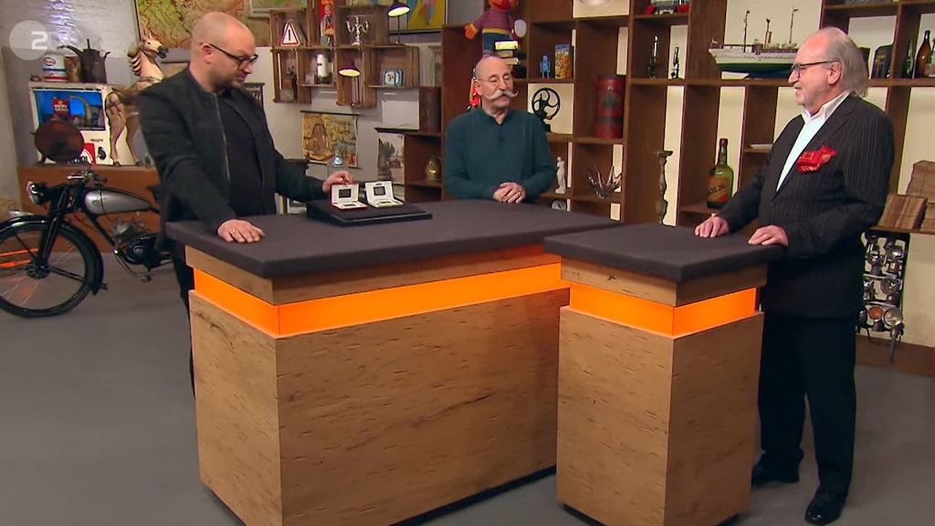 Bei „Bares für Rares“-Verkäufer Uwe (re.) lagen die Spiele viele Jahre im Schrank. Jetzt klingelt die Kasse.