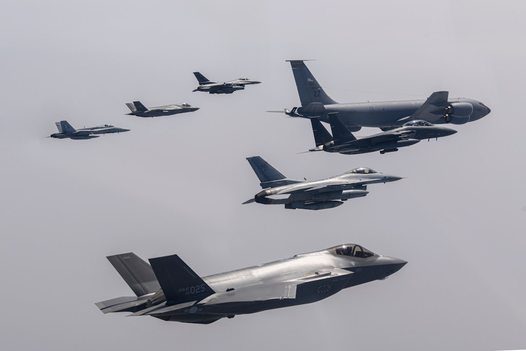 Hier fliegen hunderte von Millionen Euro: US-amerikanische und südkoreanische Kampfflugzeuge mit einem Tankflugzeug bei einem Manöver.