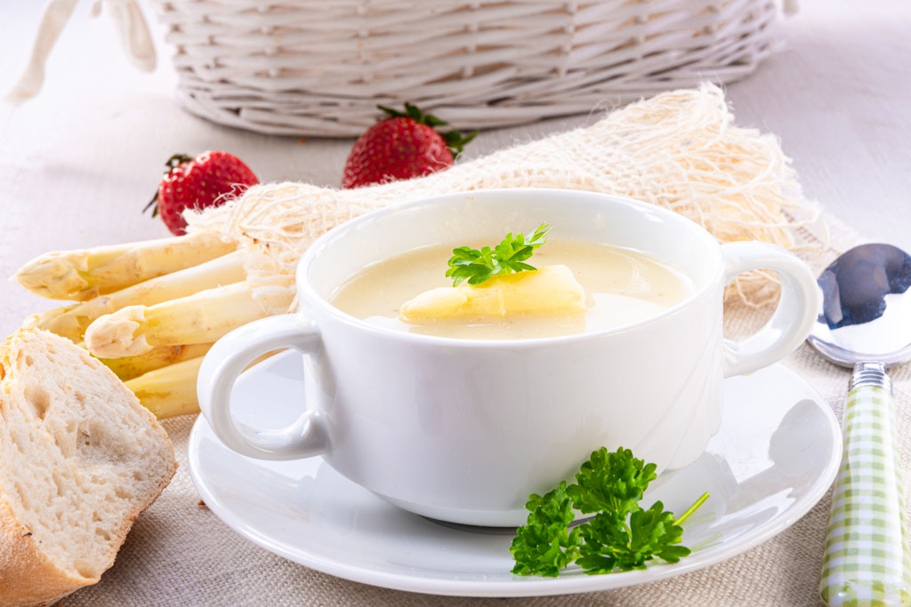 Was für ein simples Rezept! Spargelsuppe ist eine leckere Vorspeise – aber mit etwas Brot auch ein leckeres Gericht zum Abendessen.