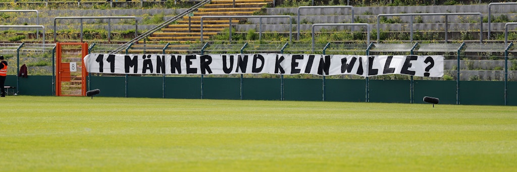 Protestbanner der BFC-Fans beim Spiel gegen Rot-Weiß Erfurt – an das eigene Dynamo-Team gerichtet ...