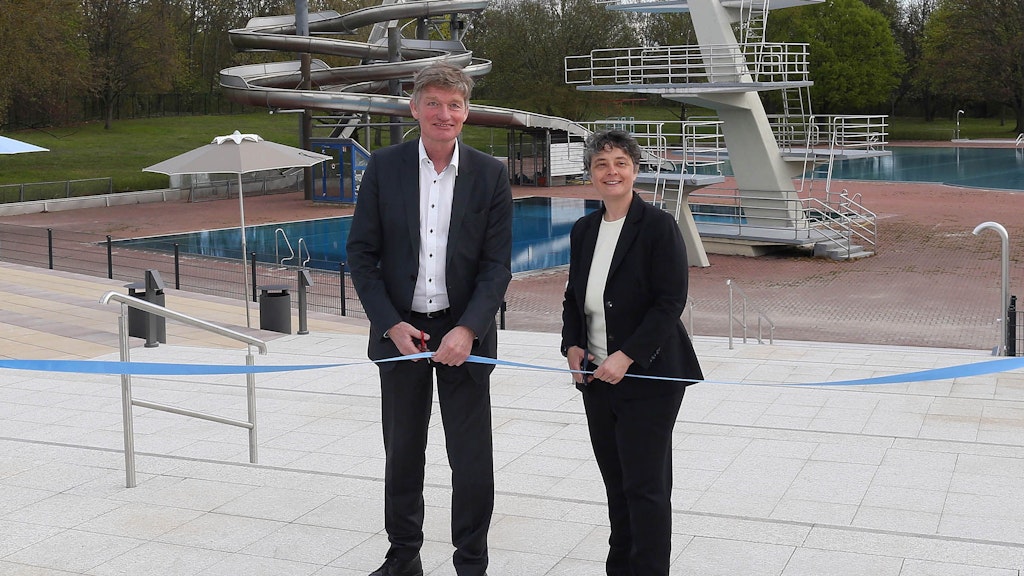 Sport-Staatssekretärin Dr. Nicola Böcker-Giannini und links Johannes Kleinsorg (Vorstandsvorsitzender bei Berliner Bäder-Betriebe) bei der Eröffnung der Terrassen