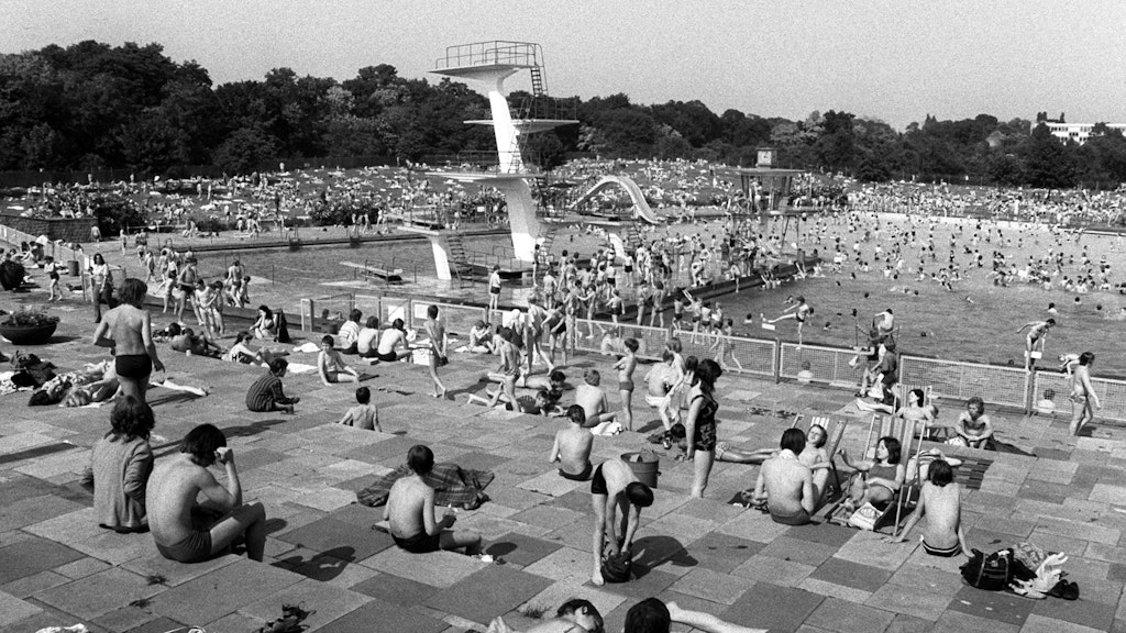 Betrieb herrscht im Freibad Berlin-Pankow, aufgenommen im Sommer 1973. Mit Sprungturm, verschiedenen Wasserbecken und Liegewiesen für ein Sonnenbad ist das Freibad beliebt bei Groß und Klein. Besonders die Stein-Terrassen bieten einen tollen Blick auf das Wasser.