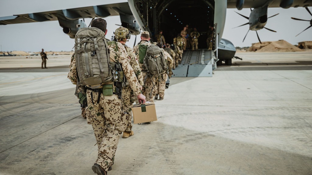 Auf der Luftwaffenbasis Al-Asrak in Jordanien steigen Soldaten der Bundeswehr in einen Bundeswehr-Airbus, um in den Sudan zu fliegen
