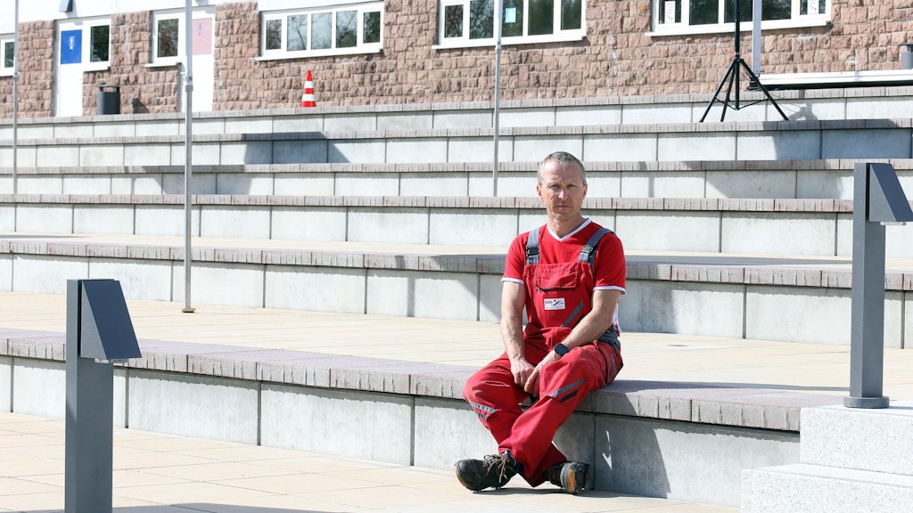 Schwimmmeister René Czaya ist begeistert von den neuen Terrassen.