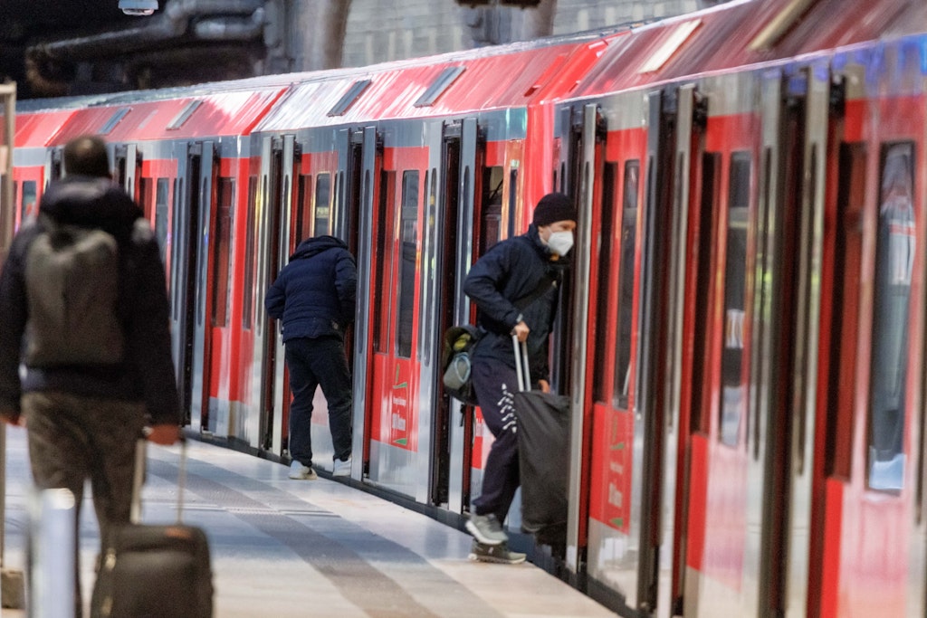 Für 49 Euro pro Monat mit Bus, Regional- und S-Bahn durchs ganze Land fahren: Das Deutschlandticket macht es ab Mai möglich.