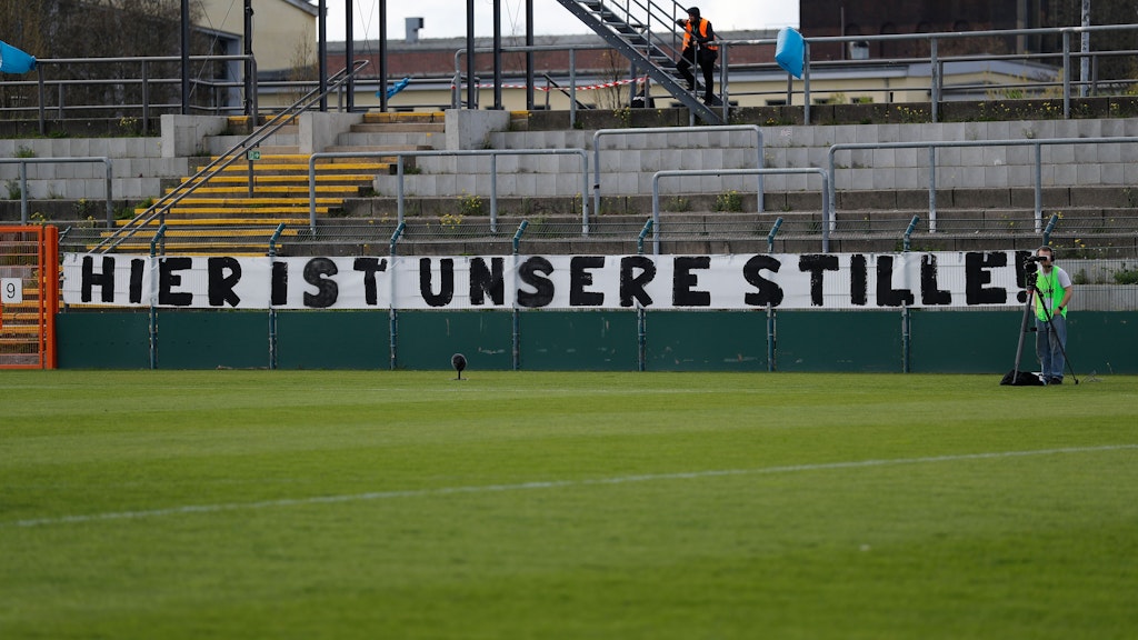 Des Spruchbands zweiter Teil. Der Zorn der BFC-Fans muss wohl nicht groß erklärt werden.
