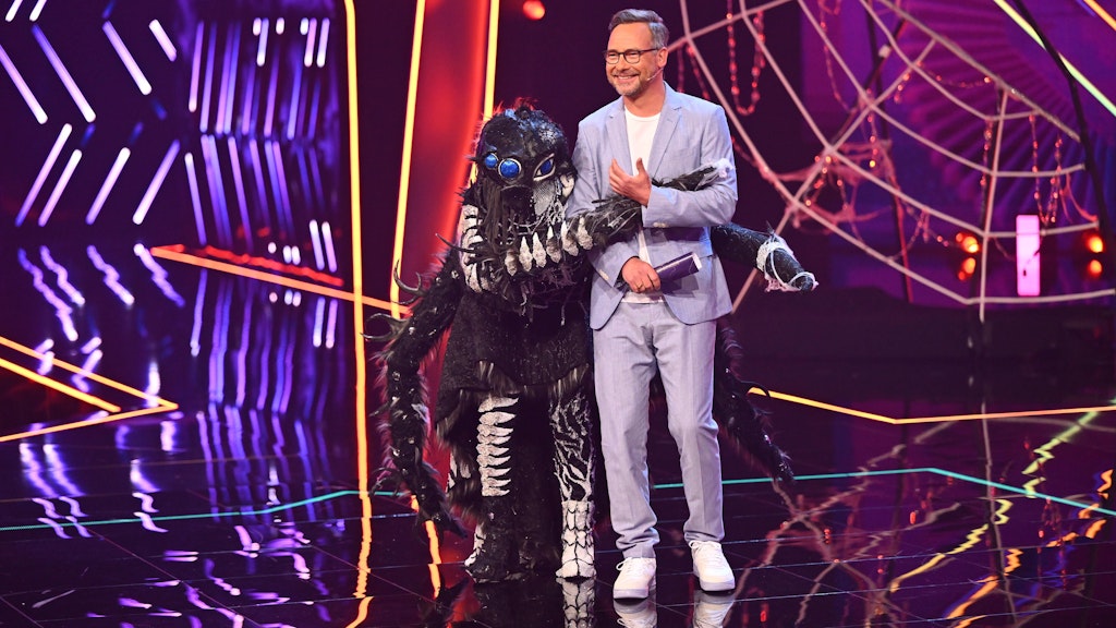 Das Kostüm von Spinne Diamantula ist auch in der vierten Folge von „The Masked Singer“ noch nicht fertig. Hier: Die Figur mit Moderator Matthias Opdenhövel.