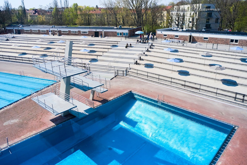 Sommerbad Pankow: Die sanierten Terrassen sind endlich wieder das Herzstück des Bades.