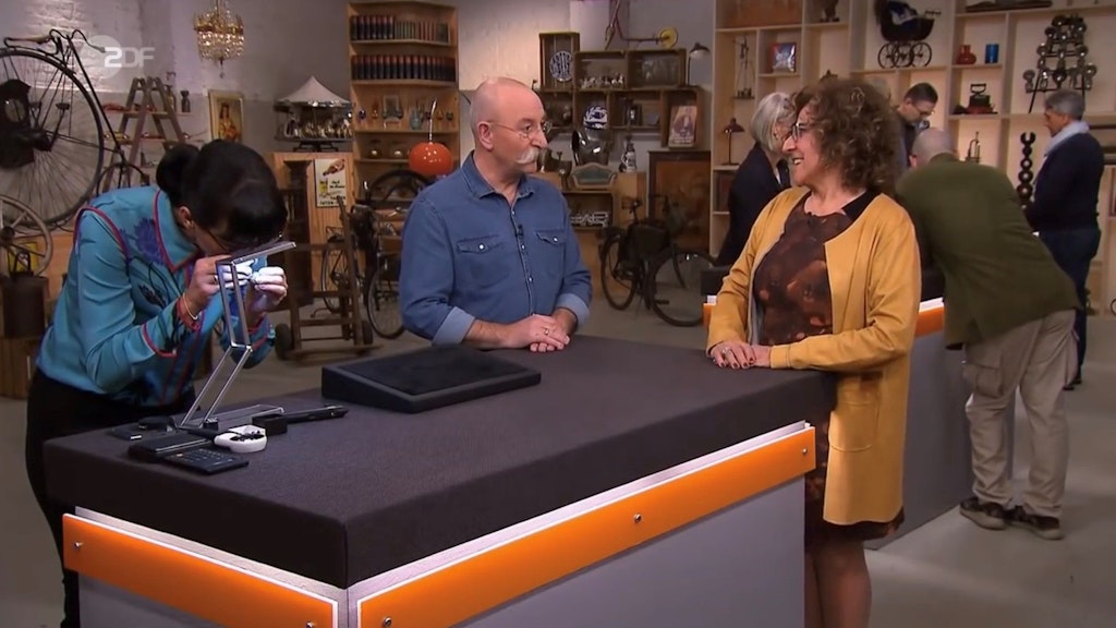 „Bares für Rares“-Expertin Dr. Heide Rezepa-Zabel unterzieht den Ring einem Materialtest.
