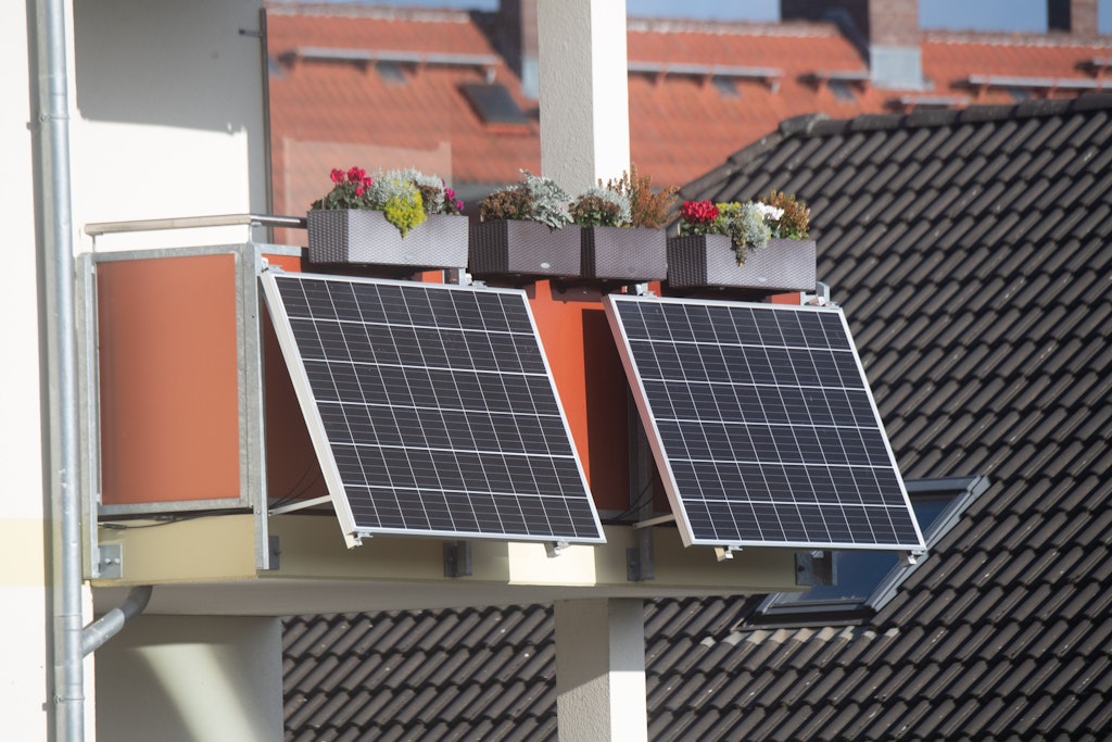 Ein Balkon-Kraftwerk mit zwei Solar-Paneelen. So ganz einfach und problemlos sind sie nicht einsetzbar.