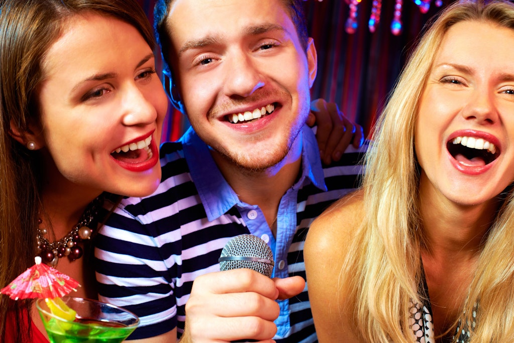 Singen und Spaß haben bis zur Heiserkeit kann man in der Karaoke-Bar. 