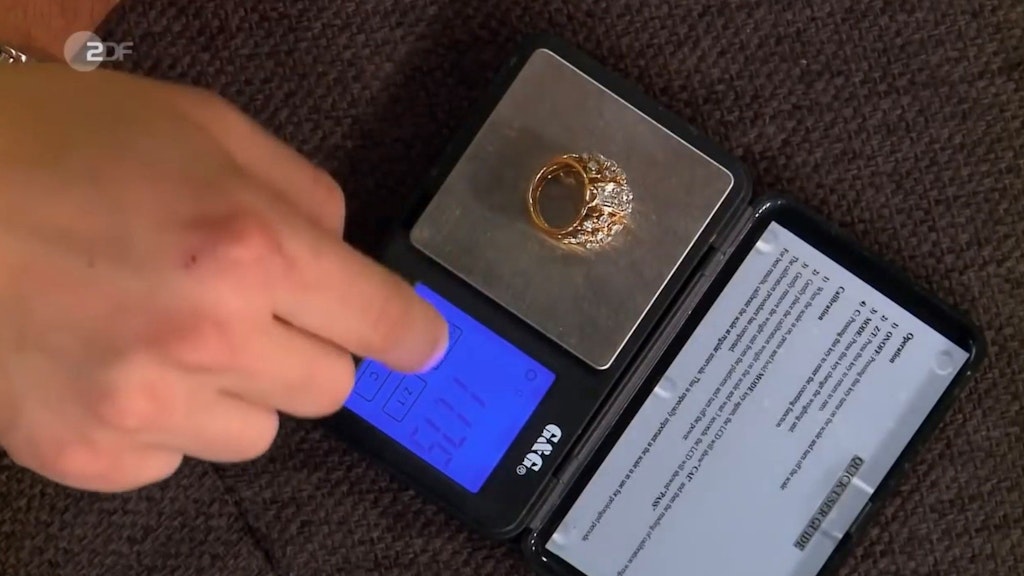 Im „Bares für Rares“-Händlerraum kommt der Ring noch einmal auf die Waage.