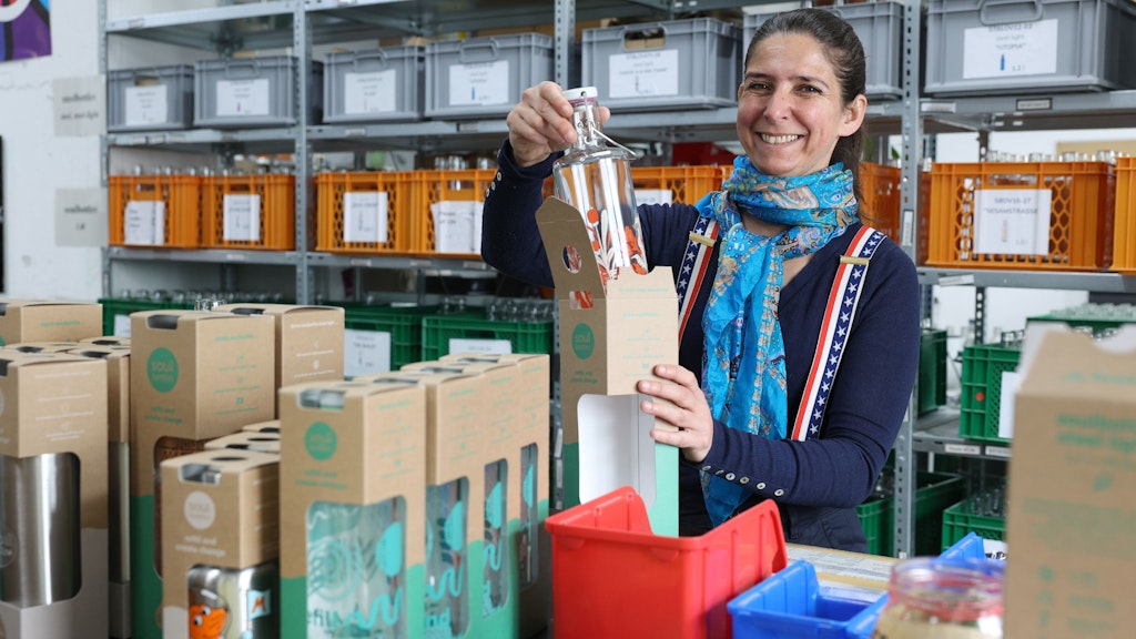 Ruth (43) arbeitet in der Konfektionierung, sie verpackt die individuell gestalteten Flaschen.