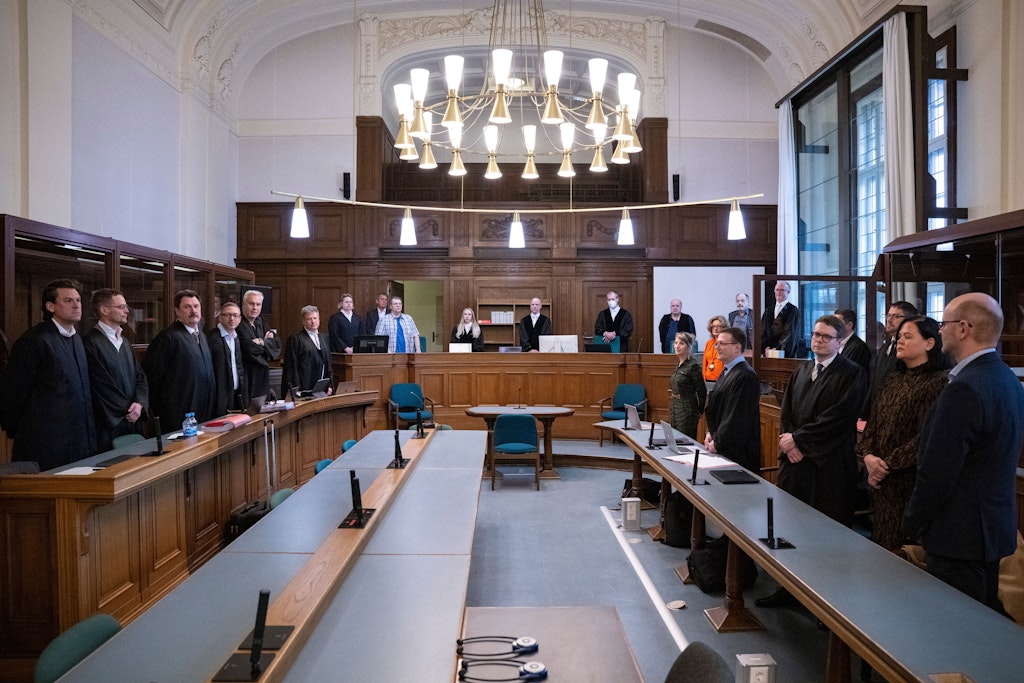 Berlin: Richter Mark Sautter (M.) und seine Kammer stehen beim Raubmord-Prozess im Verhandlungssaal. Links die Vertreter der Angeklagten, rechts die Vertreter der Kläger. 