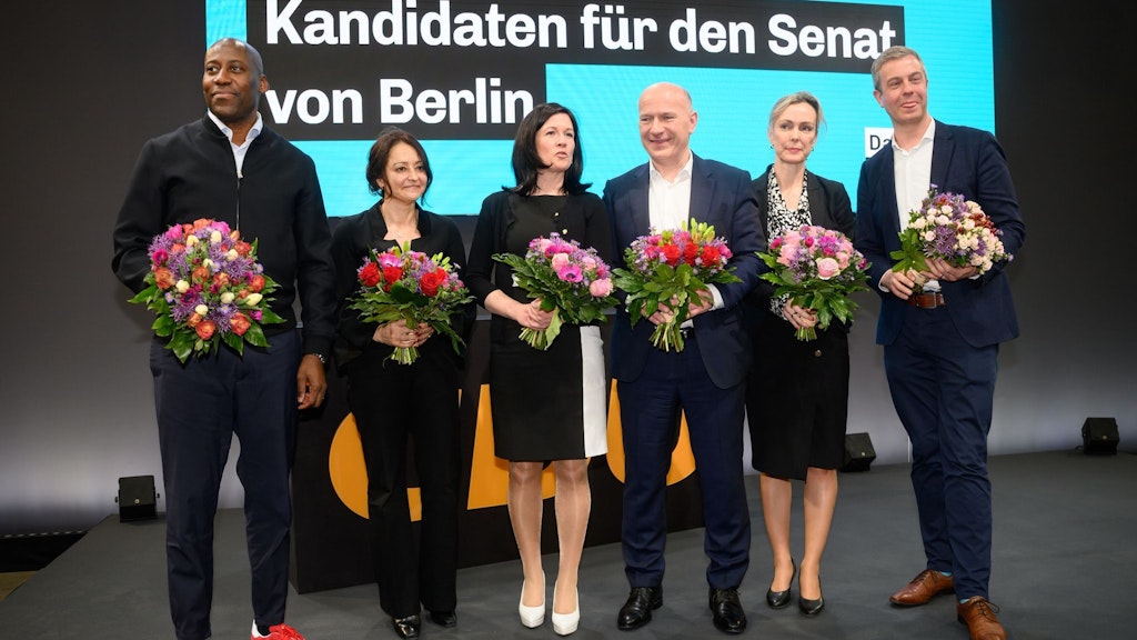 Die designierten Senatorinnen und Senatoren der CDU für Berlin: Der künftige Regierende Bürgermeister Kai Wegner (3.v.r.) mit Joe Chialo (v.l.), Felor Badenberg (Justizsenatorin), Katharina Günther-Wünsch (Bildungssenatorin), Manja Schreiner (Verkehrssenatorin) und Stefan Evers (Finanzsenator).