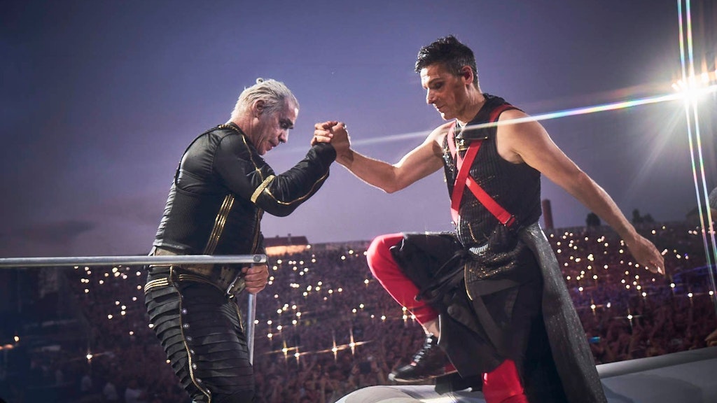 Rammstein-Frontmann Till Lindemann mit Christoph Schneider, dem Schlagzeuger der Band.
