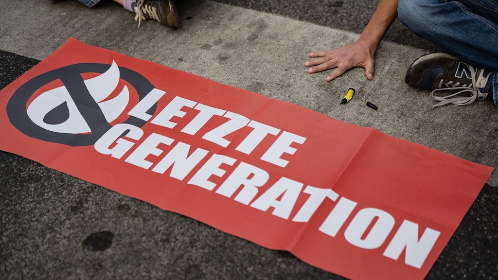 Für das Drucken von Plakaten und für die Anschaffung von Klebstoff, Warnfesten und Sitzkissen für die Blockade-Aktivisten gab die Letzte Generation über 98.000 Euro im vergangenem Jahr aus.