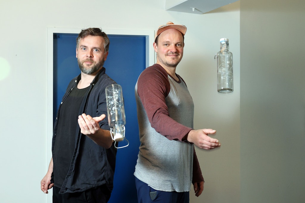 Das Berliner Unternehmen Soulbottles will Trinkflaschen aus bruchsicherem Glas auf den Markt bringen. Steve Köhler und Julian Offermann sind zwei der Köpfe des Unternehmens.