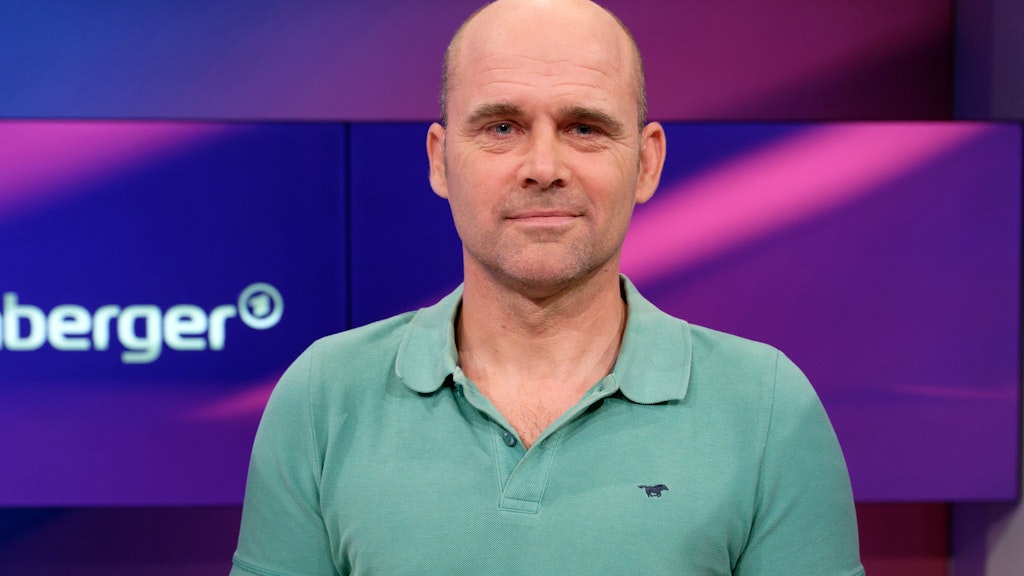 Jan Hempel, ehemaliger Weltklasse-Wasserspringer der DDR, im Studio der ARD-Talkshow „Maischberger“